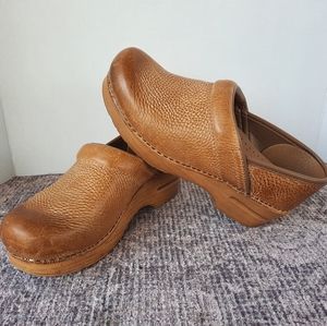 Dansko 37 distressed tan textured work shoes clogs slip on